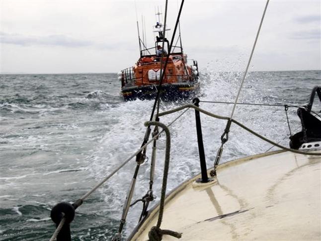 The �Voluntary Worker� towing  the �Sundowner�